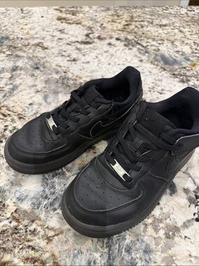 Nike Men's Black Low-Top Leather Sneakers